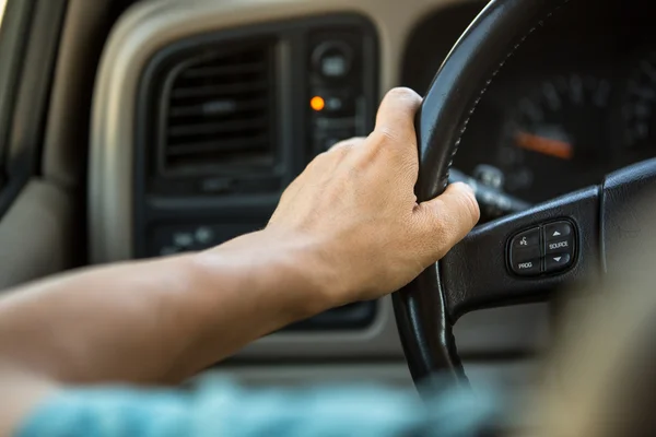 Mãos do condutor no volante — Fotografia de Stock