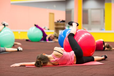 Grup insanlar spor salonunda pilates sınıfında