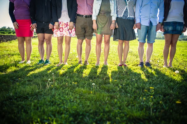 Pernas de um grupo de pessoas — Fotografia de Stock