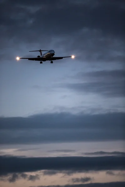 Επιβατικό αεροπλάνο που πετά στα σύννεφα — Φωτογραφία Αρχείου
