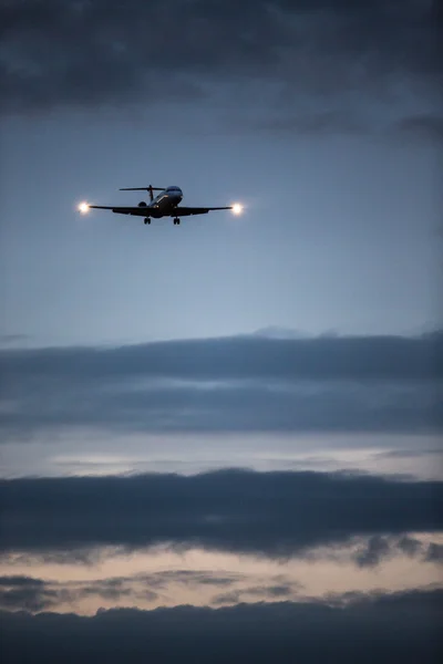 Passagiersvliegtuig dat in de wolken vliegt — Stockfoto