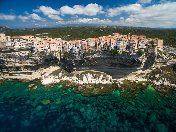 Veduta aerea del centro storico di Bonifacio, la scogliera calcarea — Foto Stock