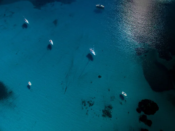 Veduta aerea delle barche in una splendida baia in Corsica — Foto Stock