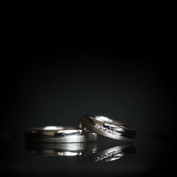 Detalles del día de la boda - dos preciosos anillos de boda dorados — Foto de Stock