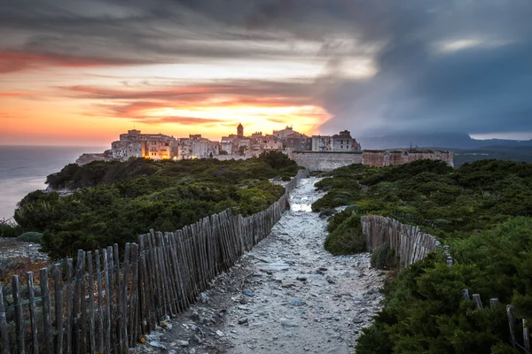 Puesta de sol y tormenta sobre el casco antiguo de Bonifacio —  Fotos de Stock