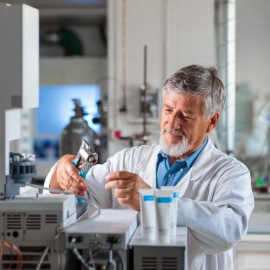 Üst düzey kimya Profesör/doktor bir laboratuvarda (Renk tonlu görüntü)