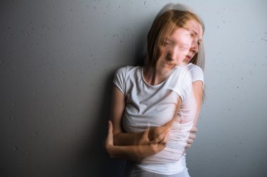 Genç kadın bir şiddetli depresyon/anksiyetesi