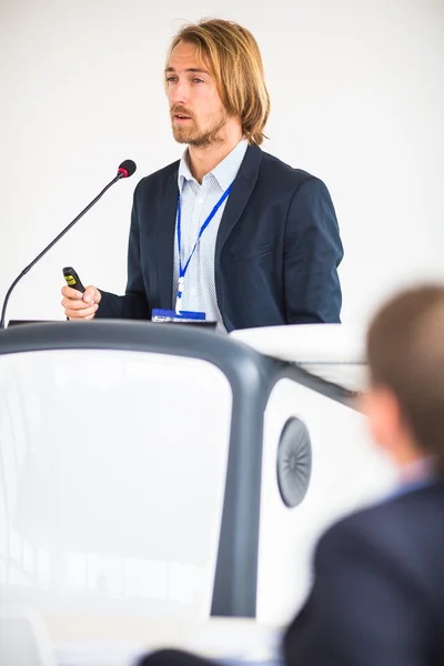 Schöner junger Mann hält eine Rede auf einer Konferenz — Stockfoto