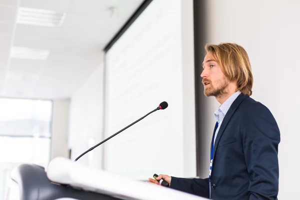 Schöner junger Mann hält eine Rede auf einer Konferenz — Stockfoto