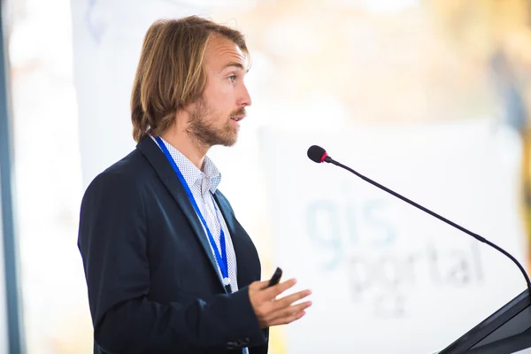 Joven guapo dando un discurso en una conferencia — Foto de Stock