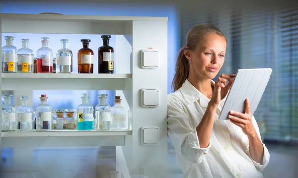 Portrait of a female researcher doing research in a lab — Stock Photo, Image