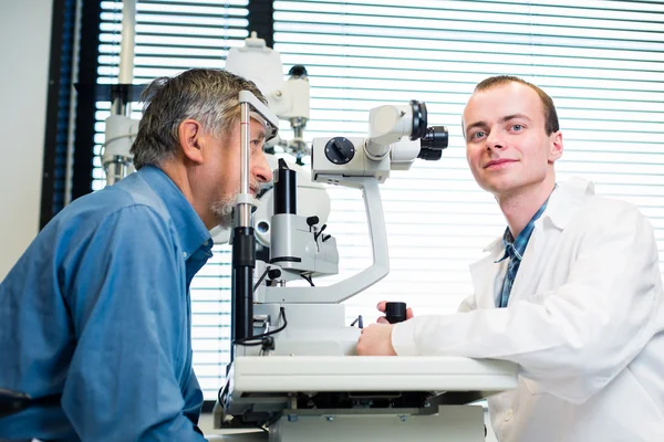 Conceito de optometria - homem sênior tendo seus olhos examinados — Fotografia de Stock