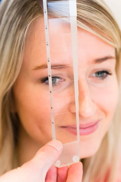 Optometri koncept - ganska ung kvinna med hennes ögon granskade — Stockfoto