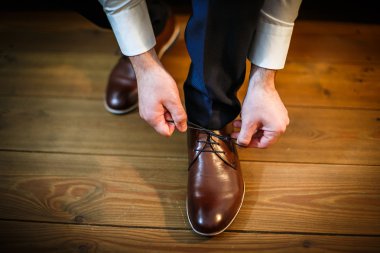 Onun düğün günü - bir ayakkabı Dantel ipe yakışıklı damat