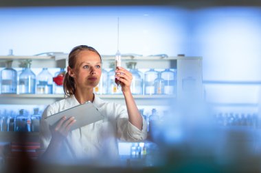 bir kadın araştırmacı araştırma laboratuarında portresi 