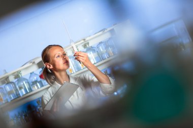 bir kadın araştırmacı araştırma laboratuarında portresi 