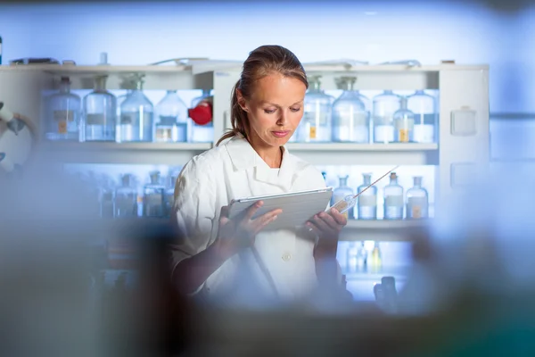 Retrato de uma pesquisadora fazendo pesquisa em bioquímica — Fotografia de Stock