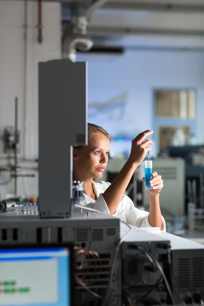 Portrait d'une chercheuse faisant de la recherche dans un laboratoire — Photo