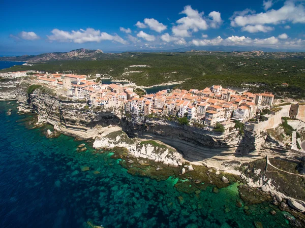 Veduta aerea del centro storico di Bonifacio, la scogliera calcarea, Sout — Foto Stock