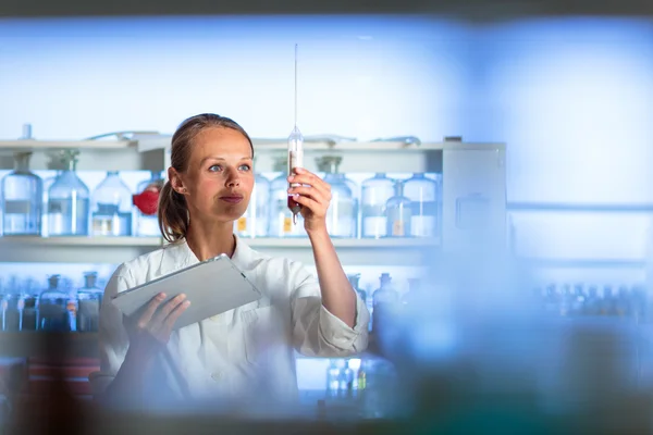 Retrato de uma pesquisadora fazendo pesquisa em um laboratório — Fotografia de Stock