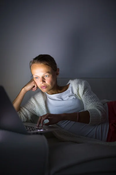 Nagyon fáradt, fiatal nő, égető a midnigh olaj - késő dolgozik — Stock Fotó