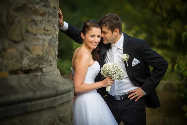 Schönes, glückliches, junges Hochzeitspaar — Stockfoto