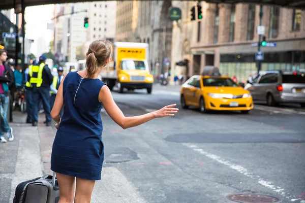 Mädchen ruft / hagelt Taxi auf manhattan, new york city, USA — Stockfoto