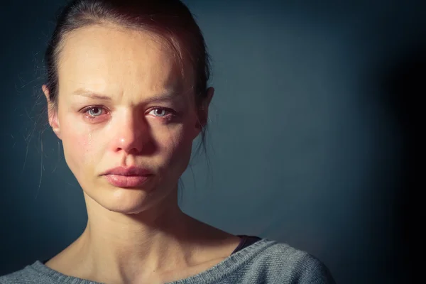 Mulher jovem que sofre de depressão grave / ansiedade / tristeza — Fotografia de Stock