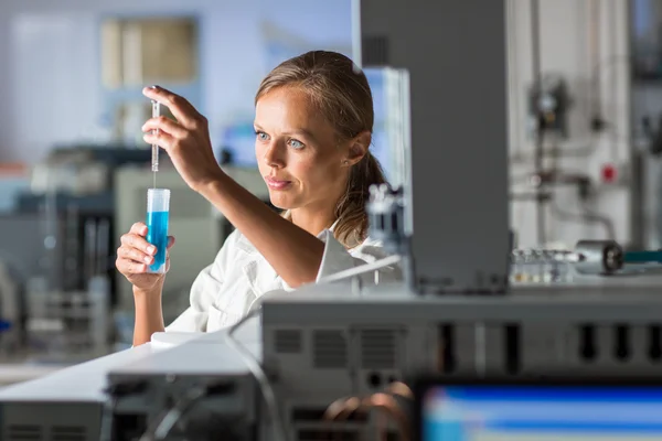 Portret kobiety naukowca robi badania w laboratorium — Zdjęcie stockowe