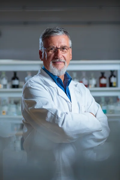 Profesor / médico senior de química en un laboratorio — Foto de Stock