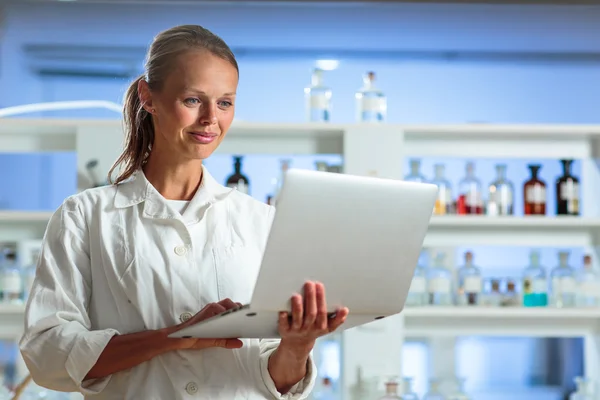 Portret van een vrouwelijke onderzoeker in een chemie lab — Stockfoto