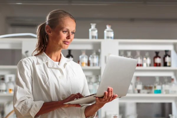 Retrato de uma pesquisadora em um laboratório de química — Fotografia de Stock