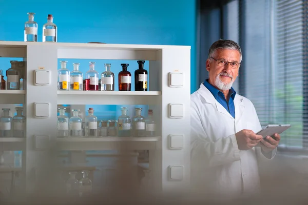 Senior kemi professor/läkare i ett labb — Stockfoto