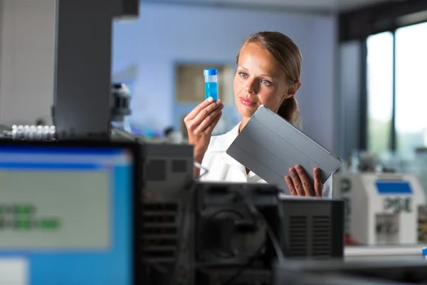 Retrato de uma pesquisadora em um laboratório de química — Fotografia de Stock