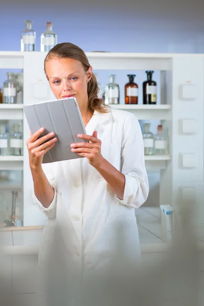 Portret van een vrouwelijke onderzoeker doen van onderzoek in een lab — Stockfoto