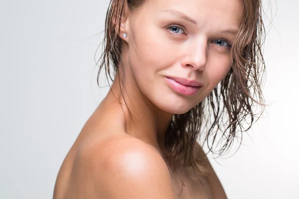 Schoonheid portret van een vrij vrouwelijke model — Stockfoto