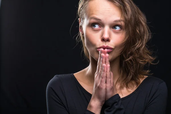 Retrato de belleza de una bonita modelo femenina — Foto de Stock