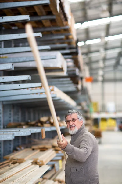 Uomo che sceglie e acquista legno da costruzione — Foto Stock