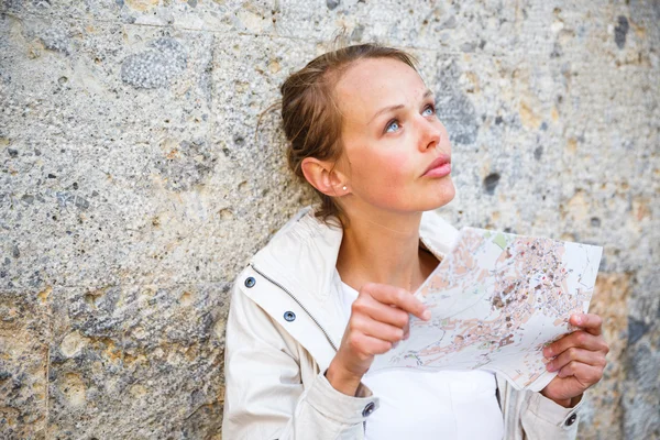 Vrouwelijke toerist met een kaart ontdekken een vreemde stad — Stockfoto