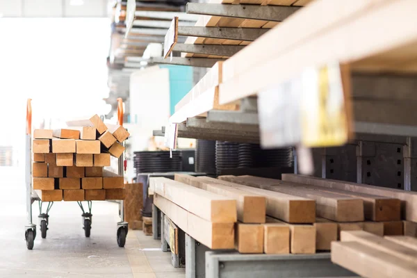 Bois de construction dans un magasin de bricolage — Photo