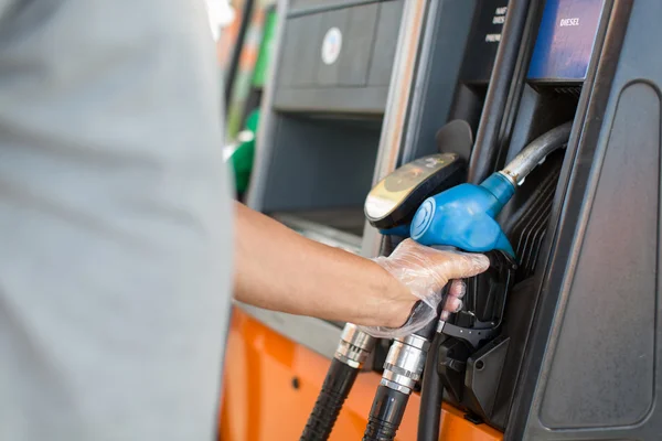 Repostaje de coches en la gasolinera — Foto de Stock