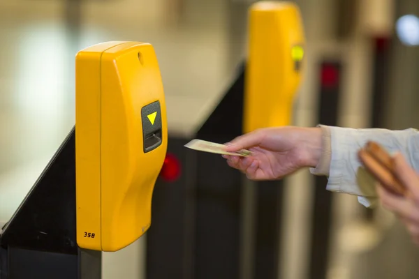 Metrostation (beweging wazig & kleur afgezwakt afbeelding) — Stockfoto