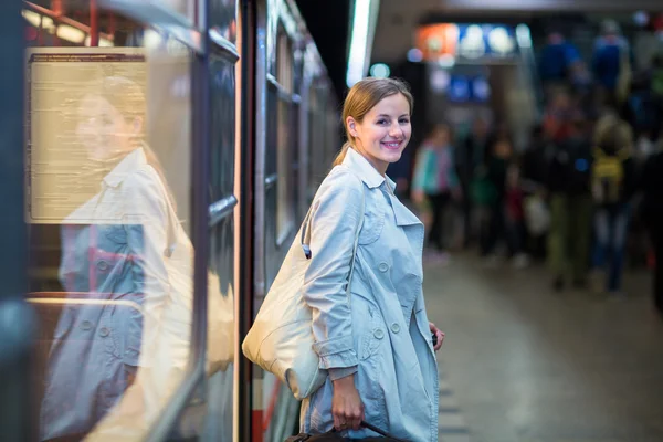 Metro/metro alarak zarif, zeki, genç kadın — Stok fotoğraf