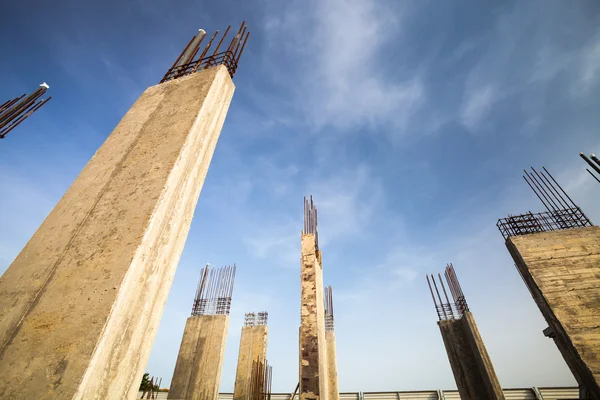 Planta de construcción - Pilares de un edificio en construcción — Foto de Stock