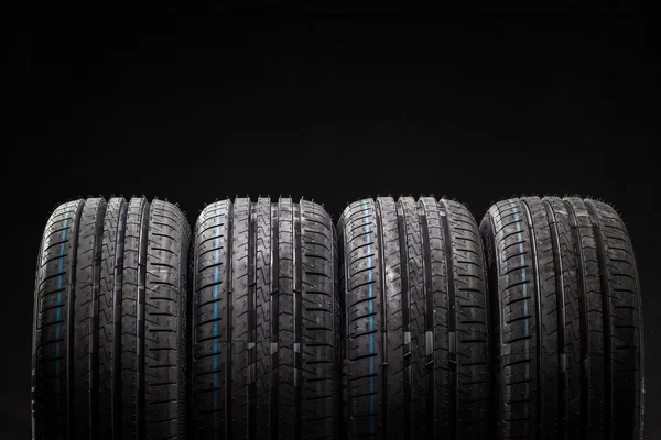 Empilement de pneus neufs de voiture haute performance — Photo