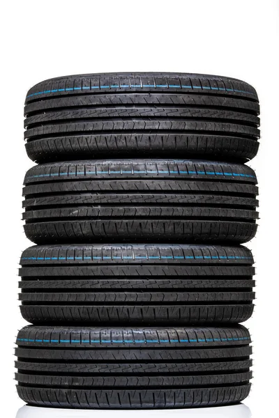 Pila de neumáticos de automóviles de alto rendimiento nuevos —  Fotos de Stock