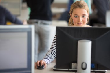 Bir masaüstü bilgisayar ekranına bakarak güzel, Bayan öğrenci