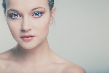 Güzel genç kadın ile mükemmel cilt ve yüz 