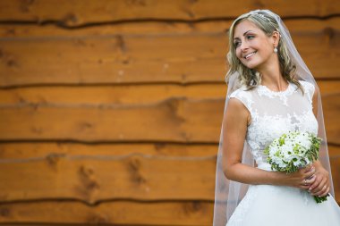 Onu güzel buket tutarak onu düğün günü muhteşem gelin