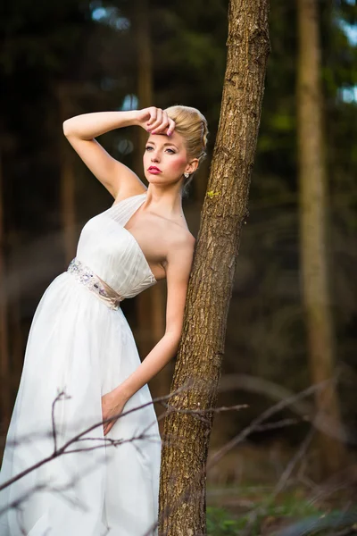 Preciosa novia en el día de su boda al aire libre en un bosque — Foto de Stock